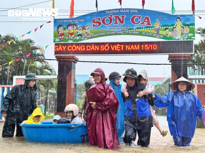 Lực lượng của Bộ Chỉ huy Quân sự TP Đà Nẵng hỗ trợ sơ tán học sinh tại điểm trường ngập sâu ở xã Núi Thành. (Ảnh: Q.C)