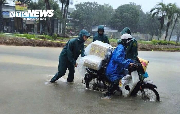 Tại xã Núi Thành, mưa lớn kéo dài khiến nhiều khu vực trên địa bàn xã bị ngập, ảnh hưởng đến việc đi lại và sinh hoạt của người dân.