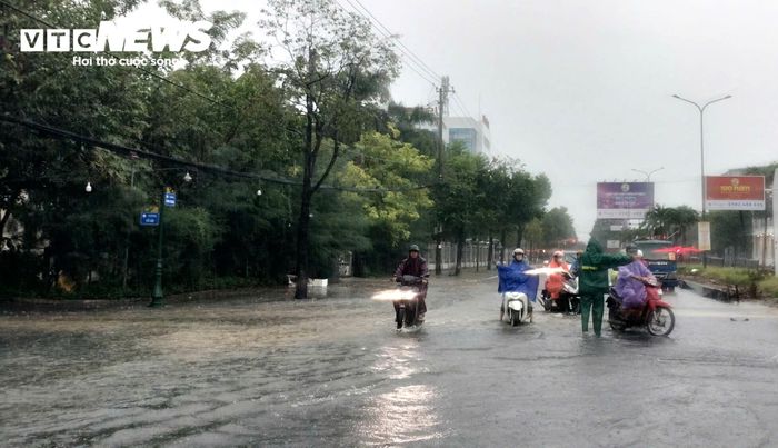  Trước tình hình trên, lực lượng chức năng đã được huy động để theo dõi, phân luồng và hướng dẫn người dân qua các khu vực ngập nước, nhằm đảm bảo an toàn.