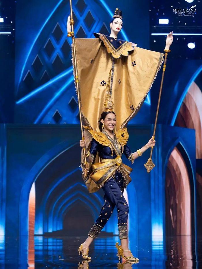 Đại diện Lào Louise Chanthalangsy gây chú ý với tạo hình đậm màu sắc văn hóa trong phần thi National Costume tại Miss Grand International 2026.