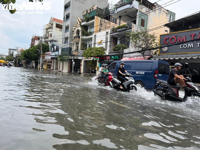 Đây đã là ngày thứ 2 người dân khu vực này sống chung với ngập.