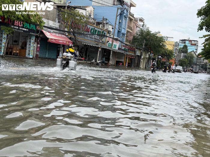 Tình trạng ngập trên đường Nguyễn Văn Khối khiến xe cộ chật vật di chuyển giữa biển nước.
