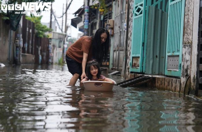 Ngập kéo dài làm ảnh hưởng đến sinh hoạt, di chuyển và cuộc sống thường ngày của người dân. (Ảnh: Lương Ý)