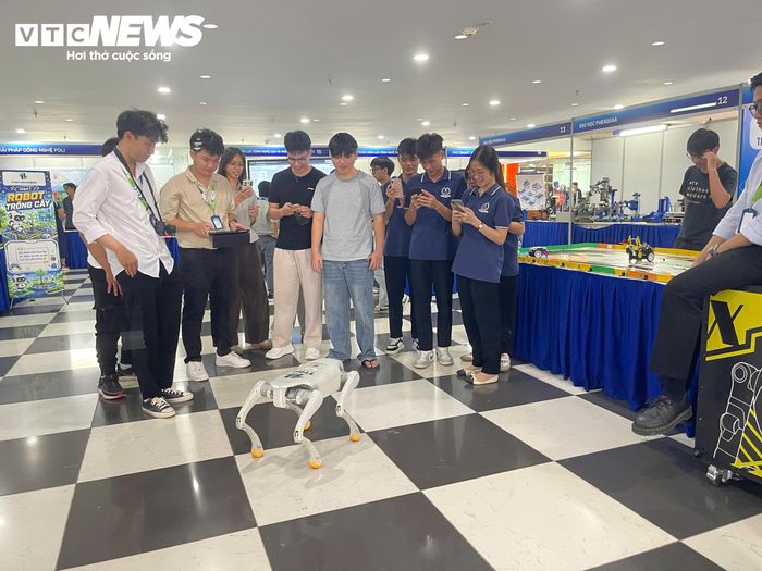 Nhiều robot ứng dụng được giới thiệu tại triển lãm, tạo sự hào hứng đối với các bạn trẻ. (Ảnh: Đỗ Huệ)