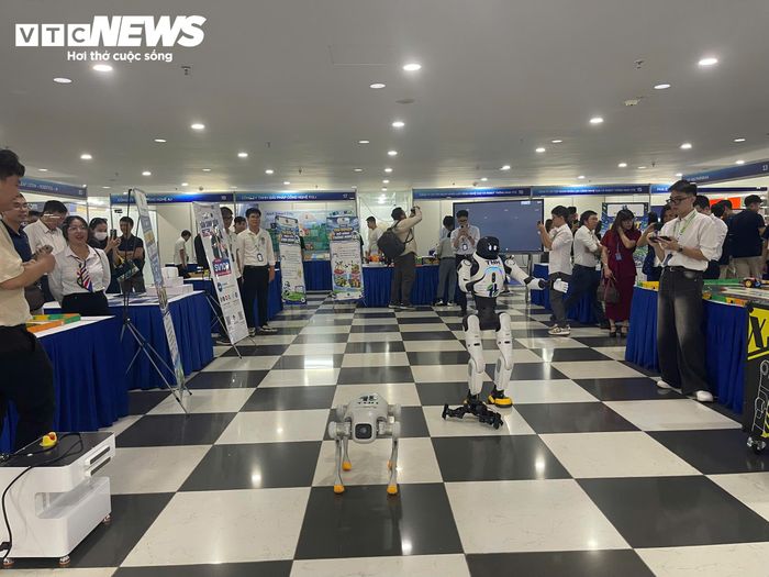 Nhiều mẫu robot thế hệ mới thực hiện tương tác với khán giả. (Ảnh: Đỗ Huệ)
