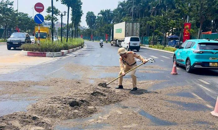 Đội CSGT đường bộ số 6 khắc phục sự cố, bảo đảm giao thông trên tuyến. (Ảnh: CACC)