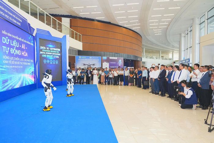 Trình diễn Robot thông minh tại diễn đàn chuyển đổi số thành phố năm 2026. (Ảnh: Đàm Thanh)