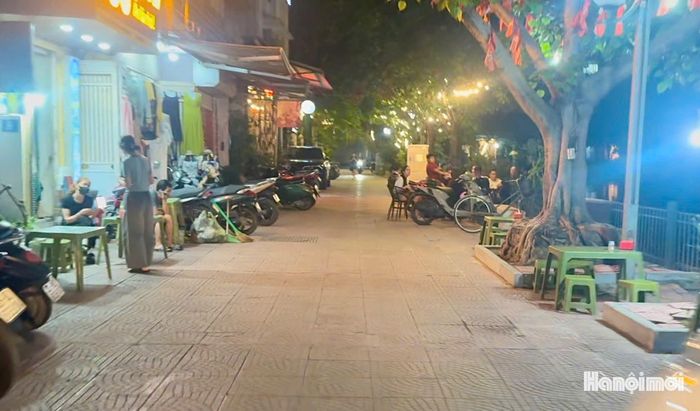 Người dân mong ngóng những vi phạm trật tự đô thị quanh hồ Đầm Tròn sẽ sớm được xử lý để trả lại không gian cho người đi bộ. Ảnh: Vân Nhi