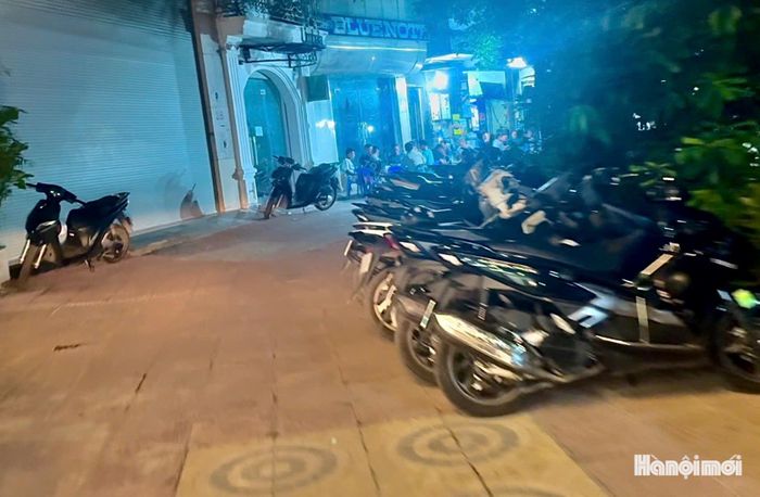 Đường dạo ven hồ biến thành nơi dừng đỗ phương tiện. Ảnh: Vân Nhi
