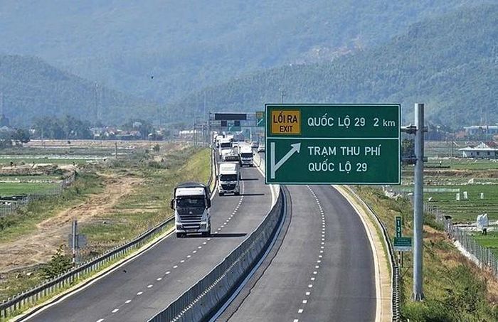 Xe tải lưu thông trên tuyến cao tốc Bắc - Nam đoạn Chí Thạnh - Vân Phong. Ảnh: HỮU TÚ