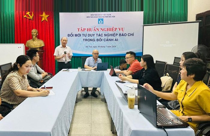 Hội viên Hội Nhà báo thành phố Hà Nội tham gia lớp tập huấn nghiệp vụ “Đổi mới tư duy tác nghiệp báo chí trong bối cảnh AI”, tháng 7-2026. Ảnh: HOÀNG LÂN