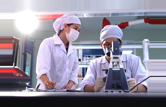 Nghiên cứu khoa học tại phòng thí nghiệm của Nhà máy Dược phẩm công nghệ cao CVI Pharma (Khu công nghệ cao Hòa Lạc). Ảnh: HẰNG THU