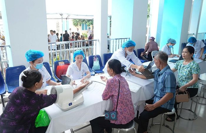 Thành phố Hà Nội đã khám sức khỏe cho hơn 2,84 triệu người, cập nhật thành công hơn 1,15 triệu hồ sơ sức khỏe trên Cổng dữ liệu sức khỏe của Bộ Y tế. Trong ảnh: Khám sức khỏe miễn phí cho người dân tại xã Mê Linh. Ảnh: Phạm Hùng