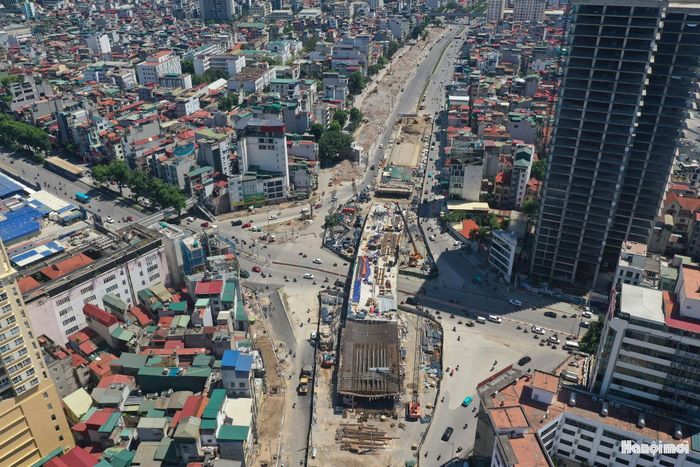 Sau nhiều tháng thi công, hình hài cầu vượt đã dần rõ nét với hệ thống mố, trụ và các kết cấu đang được hoàn thiện. Các đơn vị thi công tổ chức nhiều mũi làm việc, từ lắp đặt kết cấu dầm đến triển khai các hạng mục phụ trợ.