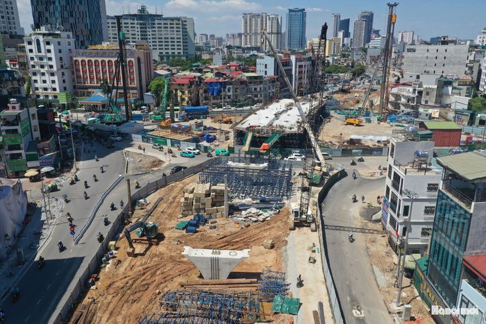 Hiện nhà thầu đang tập trung thi công các nhịp dầm; trong đó đốt dầm S4 nằm trên đường găng tiến độ của công trình, giữ vai trò quyết định để tiếp tục triển khai các đốt dầm S3 và S5. Song song với việc thi công kết cấu cầu, các đơn vị đang đồng loạt triển khai tường chắn, đường đầu cầu, hệ thống chiếu sáng cùng các hạng mục phụ trợ hoàn thiện.