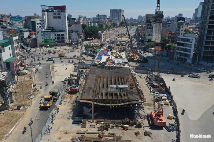 Tại dự án cầu vượt nút giao Giảng Võ - Láng Hạ cũng đang được đẩy nhanh tiến độ. Máy móc, thiết bị và công nhân được bố trí tại nhiều vị trí, tập trung thi công các hạng mục kết cấu cầu và hoàn thiện phần việc liên quan.