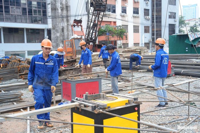 Các nhà thầu huy động tối đa nhân lực, máy móc và trang thiết bị thi công rầm hộp để đảm bảo tiến độ đề ra của dự án.