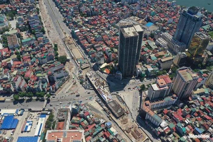 Theo thiết kế, trên tuyến có 2 cầu vượt tại các nút giao Giảng Võ - Láng Hạ và Nguyễn Chí Thanh. Các công trình này đang được tập trung thi công cùng nhiều hạng mục khác của dự án như nền, mặt đường, nút giao, tường chắn, hệ thống thoát nước, chiếu sáng và hạ tầng kỹ thuật.