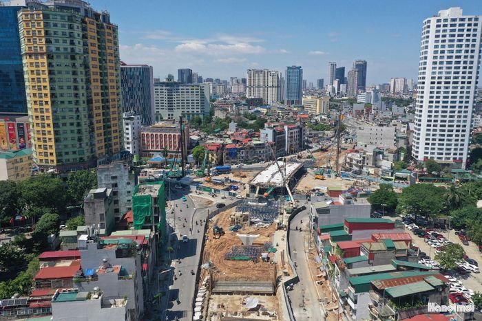 Trong đó gói thầu thi công cầu vượt nút giao Nguyễn Chí Thanh phức tạp hơn do khu vực này cùng lúc thi công dự án ga ngầm S3 thuộc tuyến đường sắt đô thị số 5 Văn Cao - Hòa Lạc.