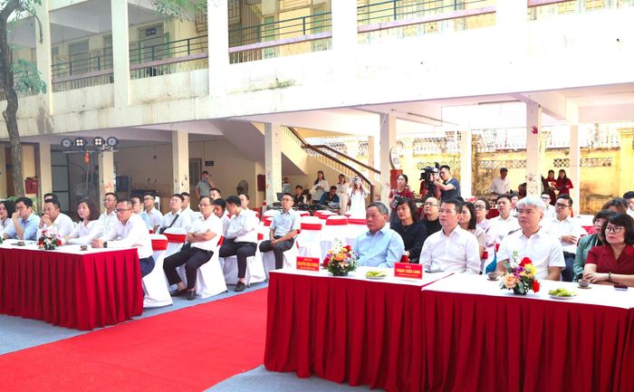 Phó Bí thư Thành ủy Nguyễn Văn Phong cùng các đại biểu tham dự lễ khởi công. Ảnh: Thanh Hải