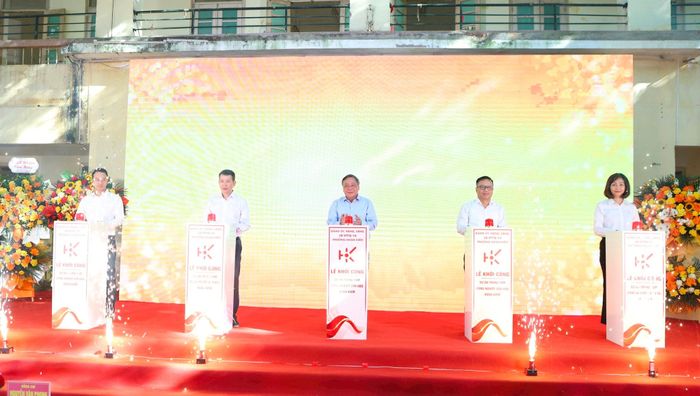 Phó Bí thư Thành ủy Nguyễn Văn Phong cùng các đại biểu bấm nút khởi công Dự án Xây dựng Trung tâm Công nghiệp văn hóa. Ảnh: Thanh Hải