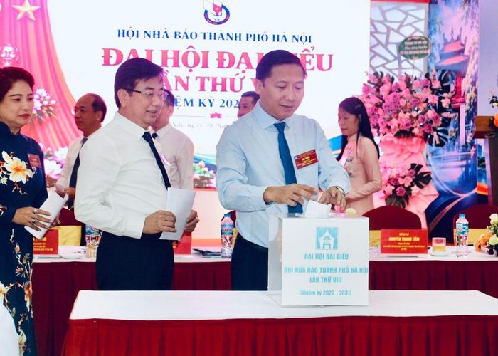 Các đại biểu bỏ phiếu bầu Ban Chấp hành Hội khóa VIII, nhiệm kỳ 2026-2031. Ảnh: Giáng Vi