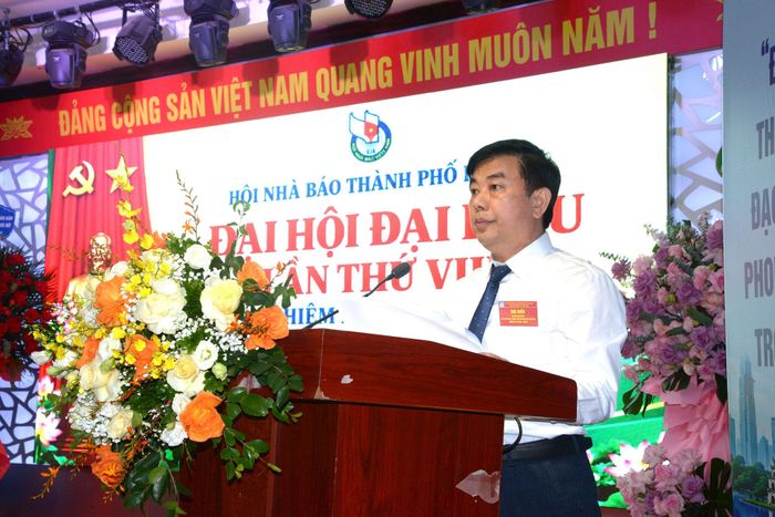 Phó Giám đốc Cơ quan Báo và Phát thanh, Truyền hình Hà Nội Nguyễn Minh Đức - Phó Chủ tịch, phụ trách Hội đồng Thi đua - Khen thưởng và Ban Công tác xã hội của Hội Nhà báo thành phố Hà Nội trình bày Báo cáo kiểm điểm hoạt động Ban Chấp hành Hội Nhà báo thành phố Hà Nội khóa VII, nhiệm kỳ 2020-2025. Ảnh: Giáng Vi.