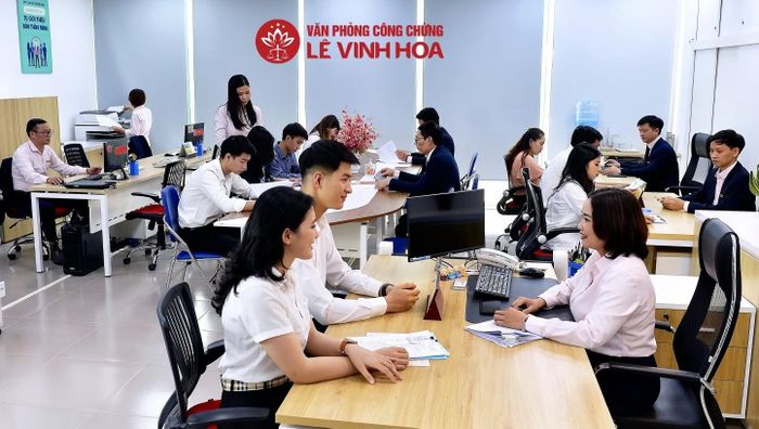 Người dân đến làm thủ tục công chứng tại Văn phòng công chứng Lê Vinh Hoa. Ảnh: Đào Tuyết
