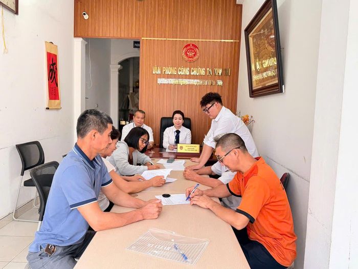 Người dân tới làm thủ tục công chứng tại Văn phòng công chứng Tạ Kim Thi. Ảnh: Đào Tuyết