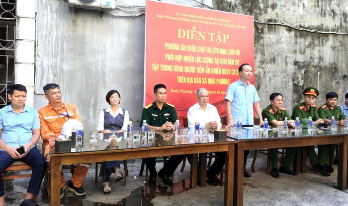 Phó Chủ tịch UBND xã Đoài Phương, Trưởng Ban Chỉ đạo diễn tập Trần Anh Tuấn phát biểu tại buổi diễn tập. Ảnh: Thùy Nam