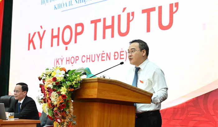 Chủ tịch UBND phường Việt Hưng Vũ Xuân Trường trao đổi tại kỳ họp. Ảnh: PV