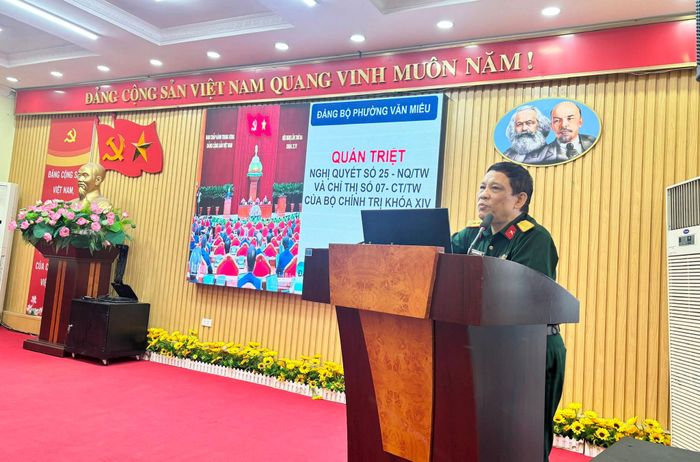 Báo cáo viên quán triệt những nội dung cốt lõi của Chỉ thị số 07-CT/TW và Nghị quyết số 25-NQ/TW. Ảnh: Vân Hà