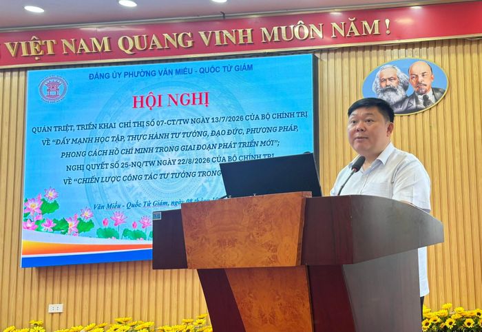 Phó Bí thư Thường trực Đảng ủy, Chủ tịch HĐND phường Văn Miếu - Quốc Tử Giám Trần Đức Hiếu triển khai các nhiệm vụ thực hiện Chỉ thị 07-CT/TW và Nghị quyết số 25-NQ/TW trên địa bàn phường. Ảnh: Vân Hà