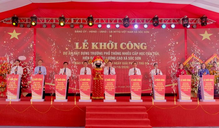 Các đại biểu thực hiện nghi lễ khởi công dự án. Ảnh: Tùng Nguyễn