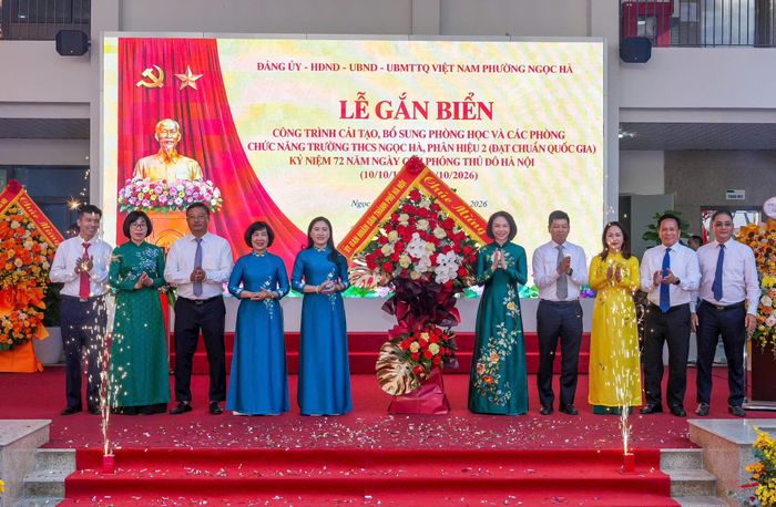 Phó Chủ tịch UBND thành phố Hà Nội Vũ Thu Hà trao Bằng công nhận và tặng hoa chúc mừng nhà trường. Ảnh: Duy Khánh