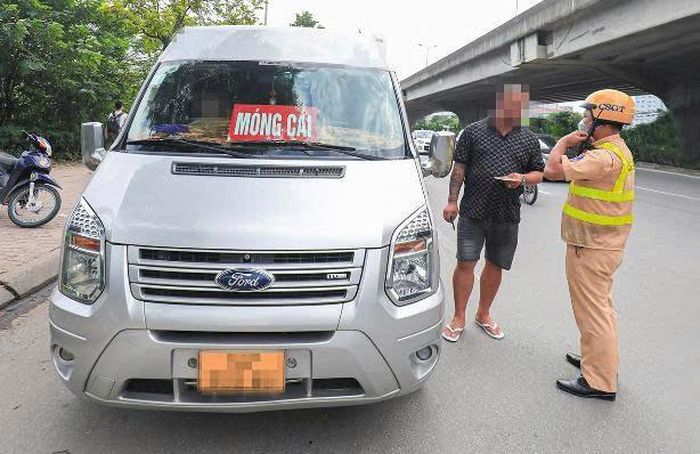 Lực lượng chức năng kiểm tra, xử phạt xe hợp đồng hoạt động sai quy định. Ảnh: Tạ Hải.