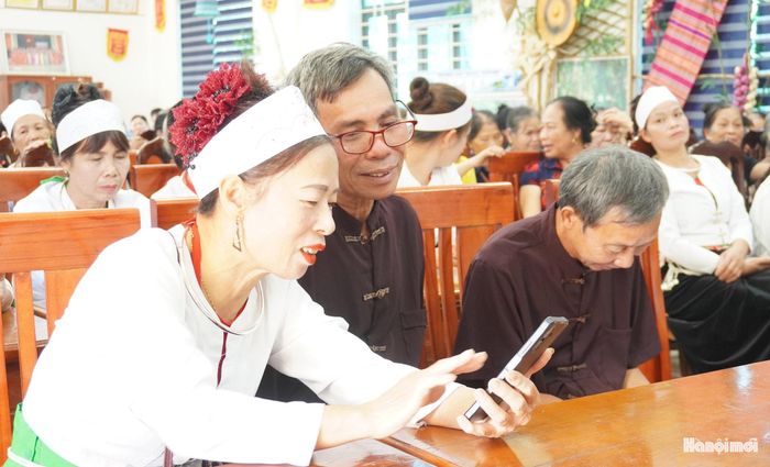 Người dân tộc thiểu số ứng dụng chuyển đổi số tại hội nghị. Ảnh: Lê Dung