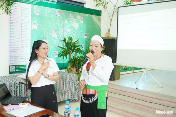 Đồng bào dân tộc thiểu số giao lưu tại chương trình. Ảnh: Lê Dung