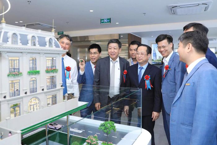 Lãnh đạo thành phố tham quan sa bàn tổng thể dự án. Ảnh: Văn Tuyến