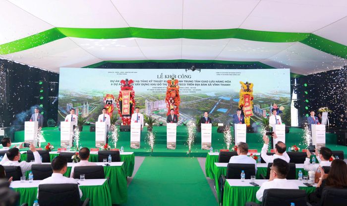Các đại biểu thực hiện nghi thức khởi công. Ảnh: Văn Tuyến