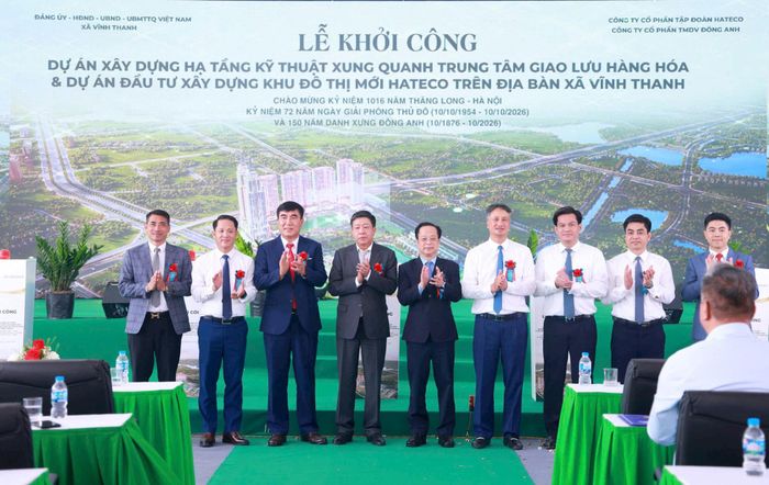 Các đại biểu chụp ảnh lưu niệm tại lễ khởi công. Ảnh: Văn Tuyến