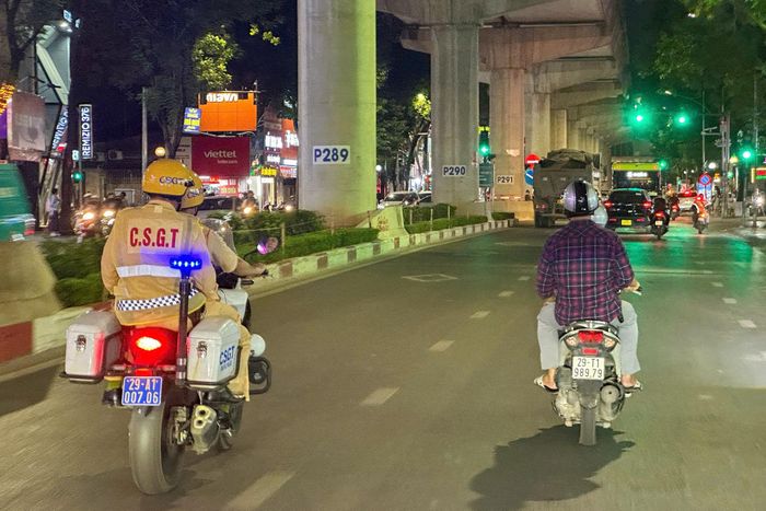 Lực lượng chức năng tăng cường tuần tra lưu động khép kín địa bàn vào các khung giờ cao điểm ban đêm. Ảnh PV