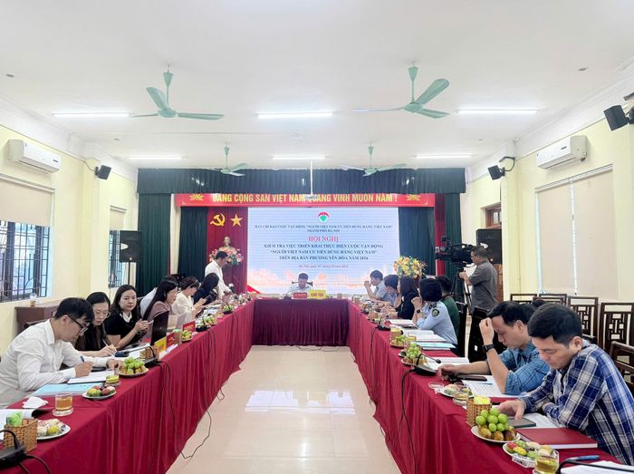 Ban Chỉ đạo Cuộc vận động “Người Việt Nam ưu tiên dùng hàng Việt Nam” làm việc với phường Yên Hòa.