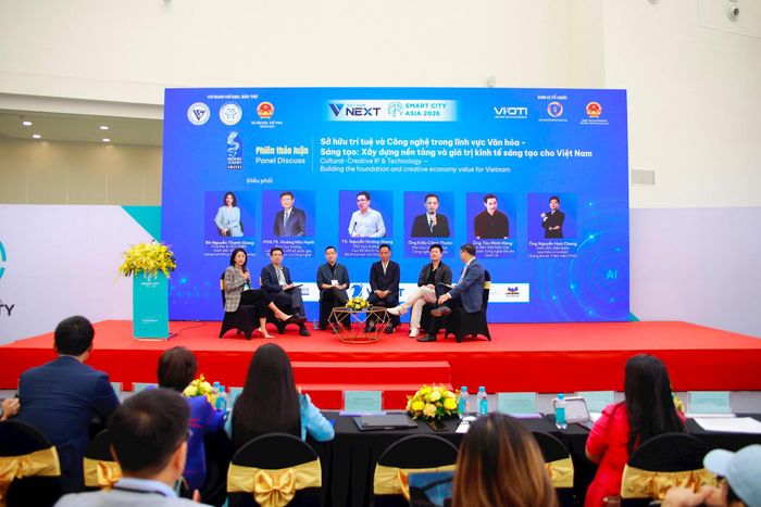 Các khách mời trao đổi tại Diễn đàn “Công nghệ số và AI trong kiến tạo nền kinh tế sáng tạo - Từ tài nguyên văn hóa đến năng lực cạnh tranh quốc gia”. Ảnh: BTC