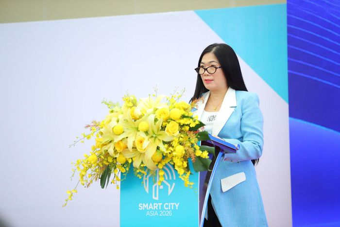 Bà Nguyễn Thị Bích Lan, Viện trưởng Viện Sáng tạo và chuyển đổi số trình bày tại diễn đàn. Ảnh: BTC