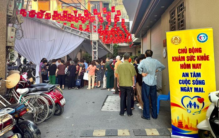 Đông đảo người dân phường Ô Chợ Dừa đến tham gia chương trình khám sức khỏe, sàng lọc miễn phí ngày 8-10. Ảnh: H.Duy