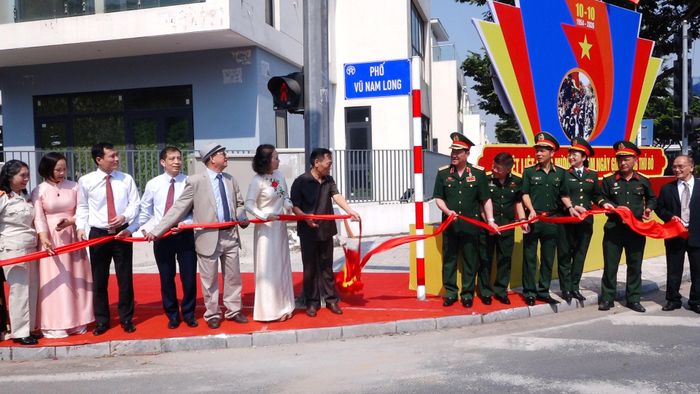 Các đại biểu thực hiện nghi thức gắn biển tên phố Vũ Nam Long. Ảnh: Đỗ Duẩn