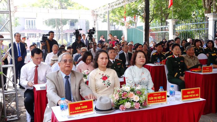 Đại biểu tham dự Lễ gắn biển tên phố Vũ Nam Long. Ảnh: Đỗ Duẩn