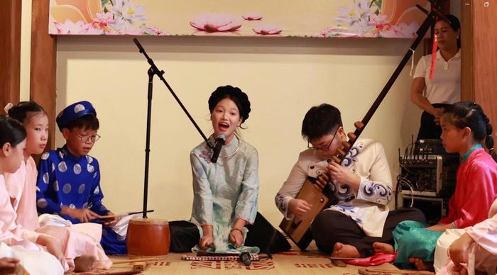 Các học viên thể hiện những nội dung đã được các nghệ nhân hướng dẫn trong quá trình học tập, từ kỹ thuật đánh phách, hát Ca trù đến thực hành đàn, trống. Ảnh: TL