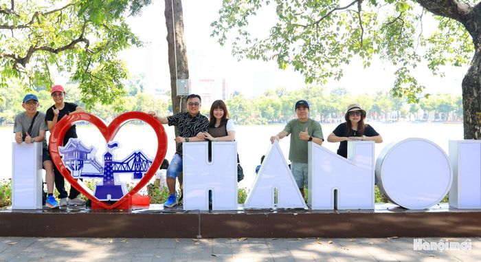 Các vị khách nước ngoài tranh thủ lưu lại khoảnh khắc đẹp trong chuyến du lịch Hà Nội.